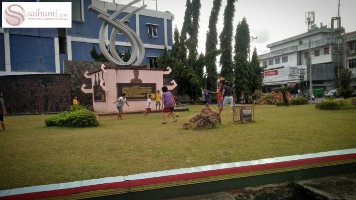 Tidak Memiliki Lapangan,  Taman Piagam Dijadikan Anak-Anak Bermain Bola 
